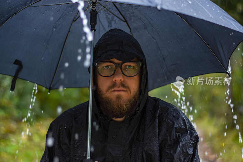 带着雨伞和斗篷穿过树林——被雨淋了