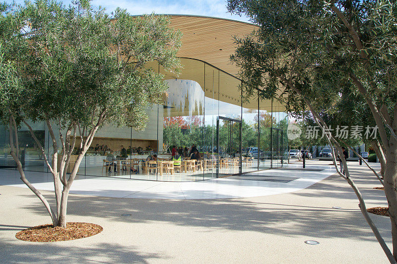 新现代的苹果公园游客中心位于他们在硅谷的新公司办公室旁边，旧金山海湾地区