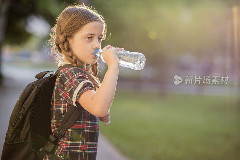 女学生喝水