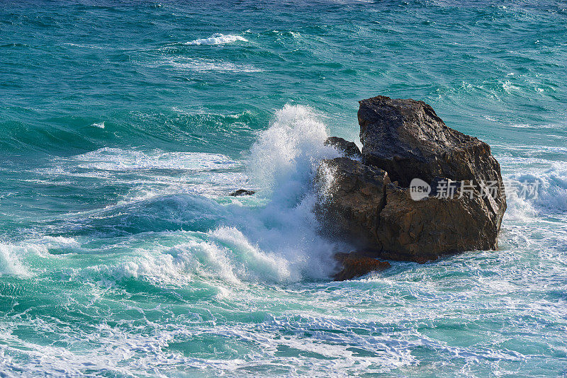 黑海克里米亚海岸，海浪拍打着岸边的岩石