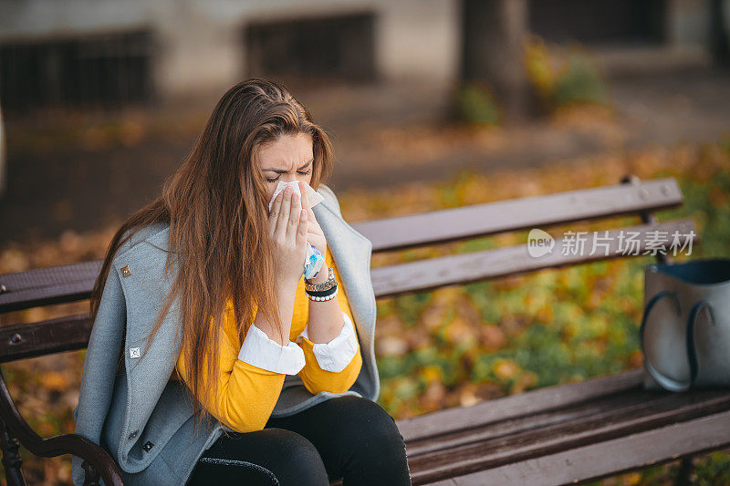 生病的年轻女子得了感冒和流感