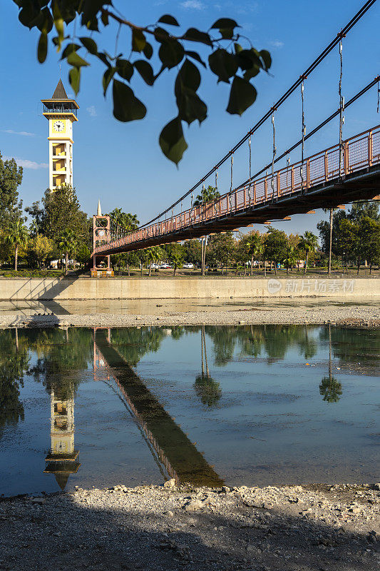 土耳其阿达纳塞汗河上的吊桥