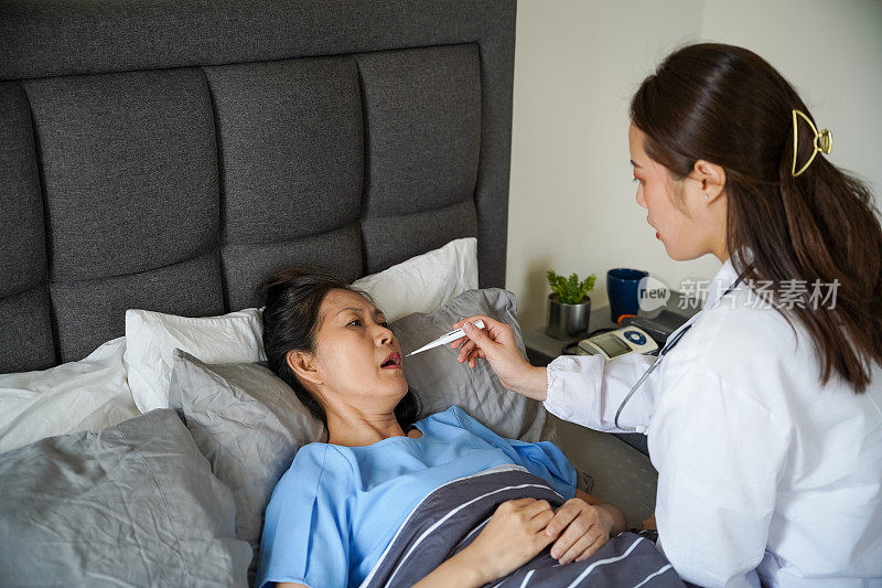 女医生检查病人的体温