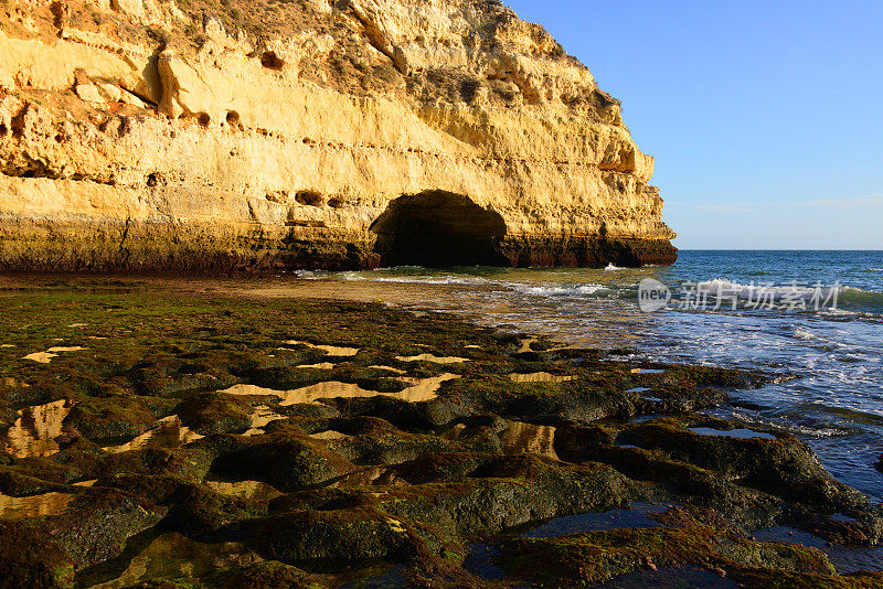 帕莱索海滩-悬崖上的洞穴，卡沃埃罗，阿尔加维，葡萄牙