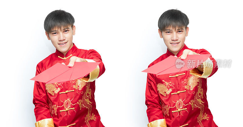 年轻的亚洲男子在普通话领连衣裙拿着红包在白色的背景与剪报路径。中国新年的概念。
