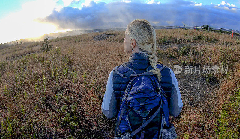 妇女探索环形山径，火山口Kīlauea