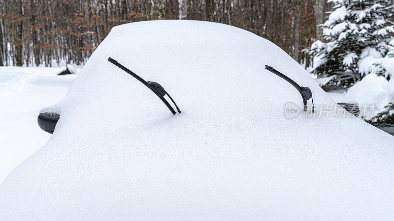 一场冬季暴风雪过后，汽车被大雪覆盖了。