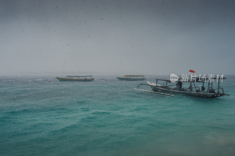 季风降雨和印尼传统渔船