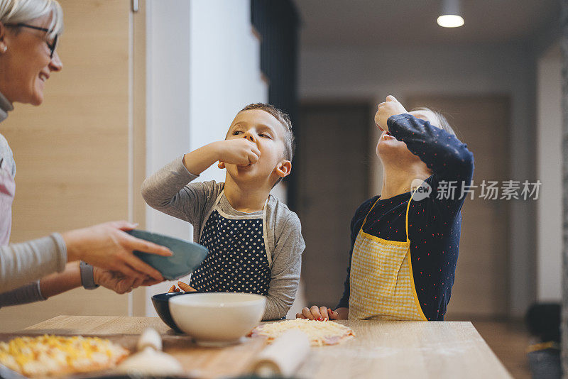 哥哥和妹妹一边做披萨一边偷美味的奶酪