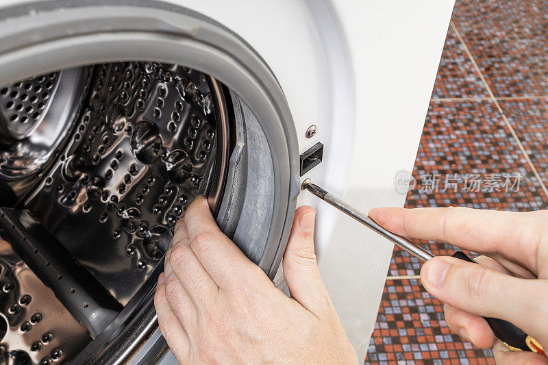 洗衣机修理概念。修理工修理洗衣机
