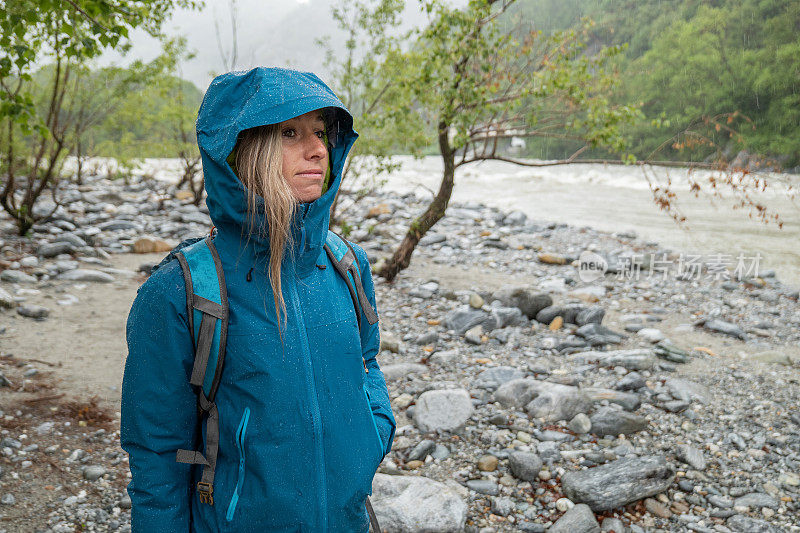 女徒步旅行者在暴雨中