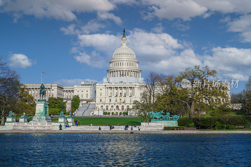 美国华盛顿特区，蓝天白云的美国国会大厦西面Façade。