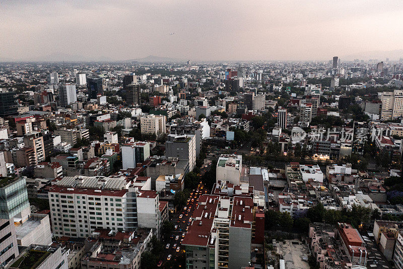 在墨西哥城的现代城市景观鸟瞰图