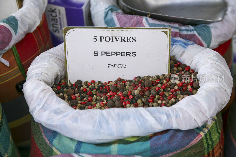 这是市场上一袋五种胡椒香料的特写
