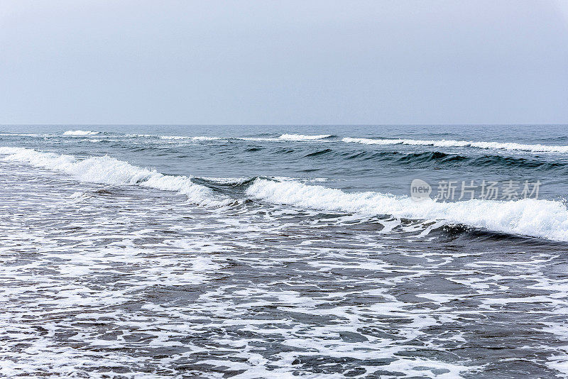 海浪拍打着海岸