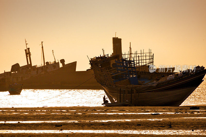 一艘正在修理的三角帆船，Berbera，索马里兰