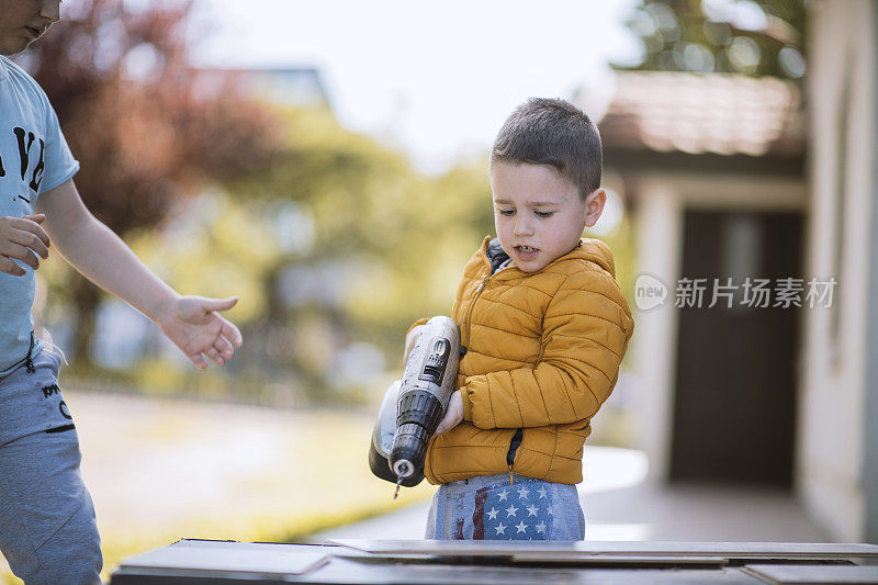 男孩钻板