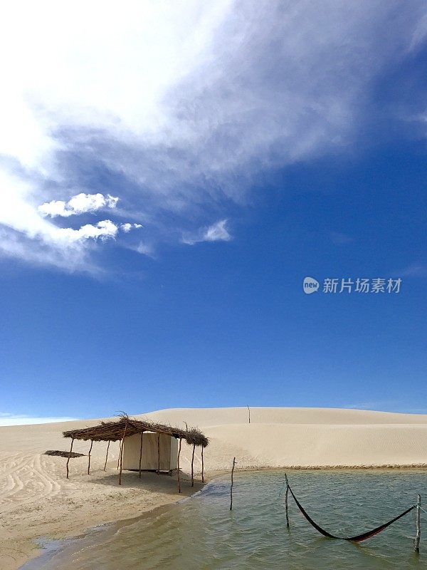 绿松石绿色，翠绿的雨水湖泻湖在一个金黄的沙丘在Jericoacoara，巴西