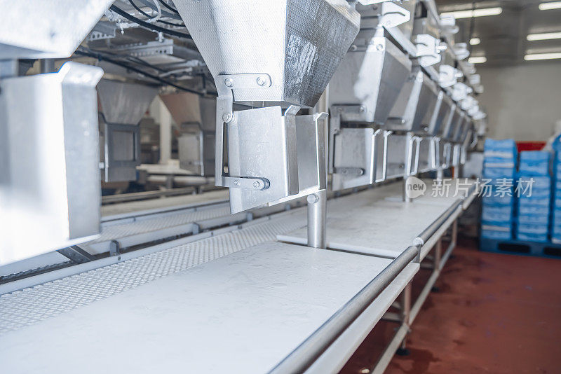 工业生产削减了大量的肉。自动化生产线家禽设备。肉类加工厂。