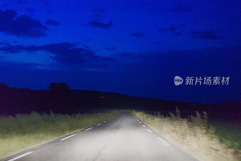 夜里路窄，没有路灯