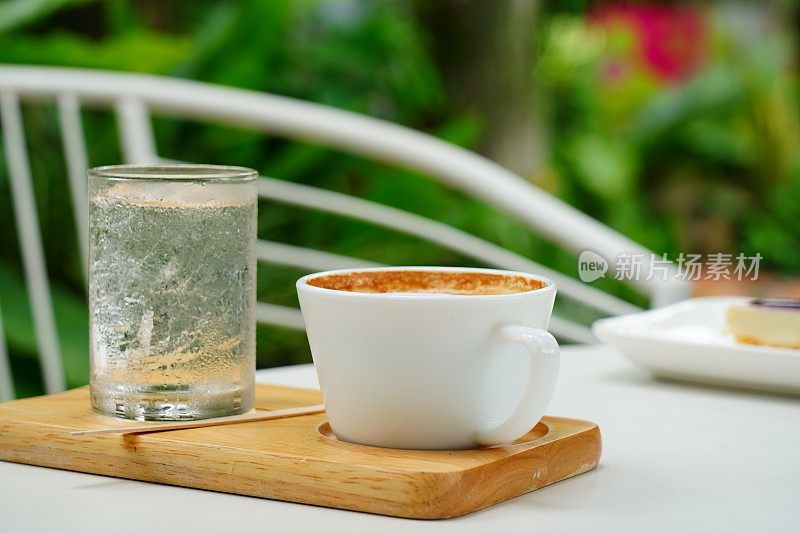 用陶瓷杯热咖啡和冷水