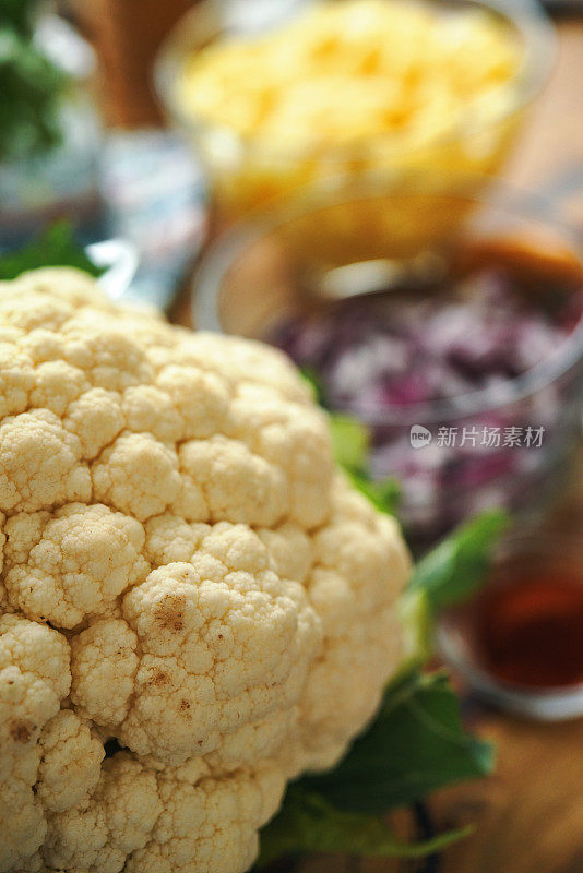 准备印度素食Aloo戈壁菜与土豆和花椰菜