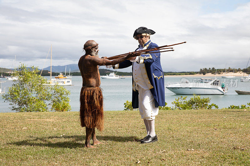 身穿土著服饰的澳大利亚原住民在表演，重现250年前詹姆斯·库克船长抵达澳大利亚的情景。Cooktown,昆士兰,澳大利亚