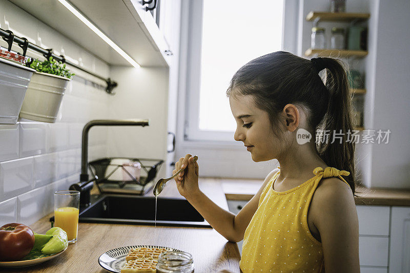 可爱的女孩正在准备健康的早餐。孩子,复制空间。