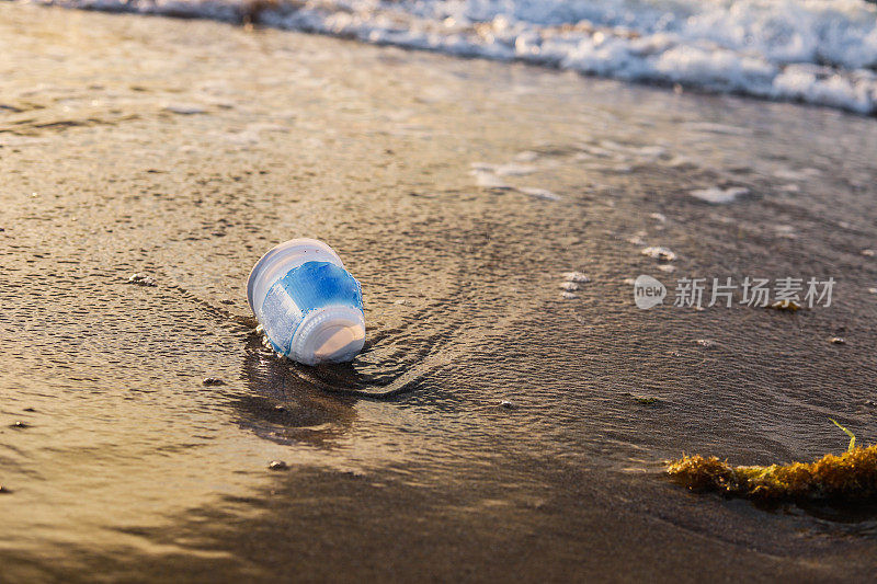 环境污染和海滩上的塑料垃圾，海洋唾液和粘液