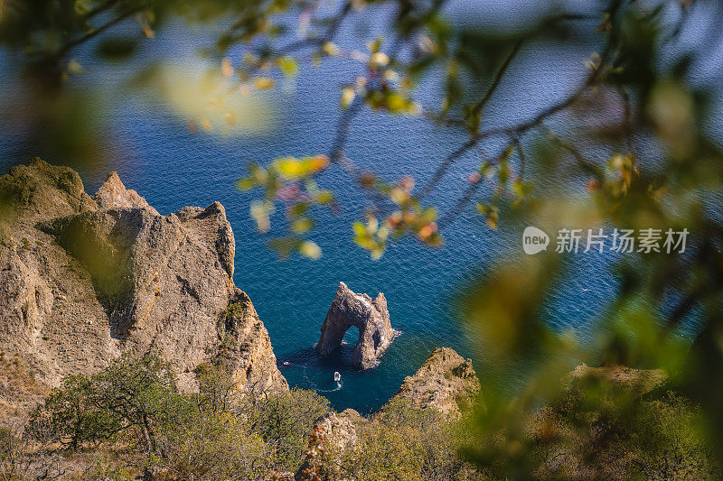 俄罗斯克里米亚卡拉达格黑海金门岩石的俯视图。秋天秋天季节