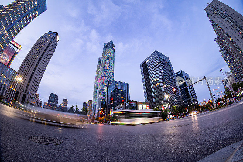 车灯在城市的夜景中飞驰