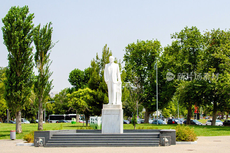塞萨洛尼基，希腊，白塔附近的康斯坦蒂诺斯·卡拉曼利斯雕像。