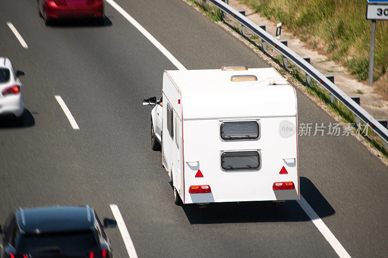 高速公路上拉着大篷车的汽车