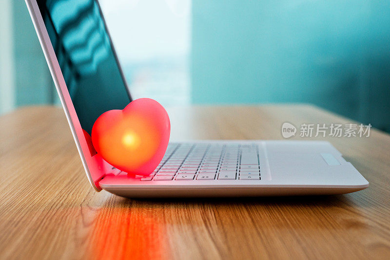 笔记本电脑键盘上的红心