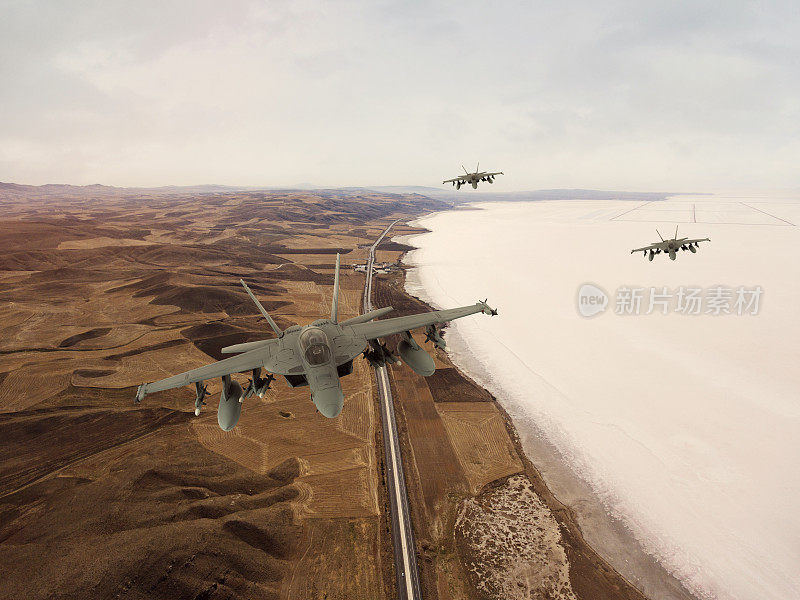 喷气式战斗机飞过盐湖城的高速公路