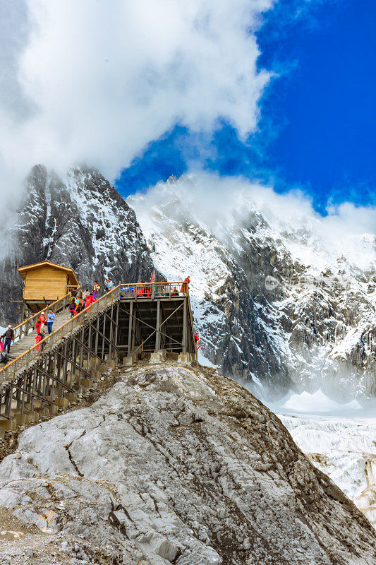 云南玉龙雪山，你可以看到游客上山