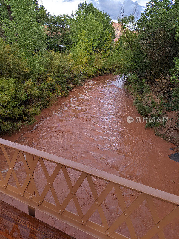 2021年夏天，在犹他州历史悠久的洛克维尔大桥上，维珍河遭遇洪水，洪水中布满了红色淤泥