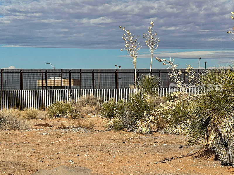 美国和墨西哥之间的边境墙，位于新墨西哥州和墨西哥奇瓦瓦州的圣特雷萨过境点