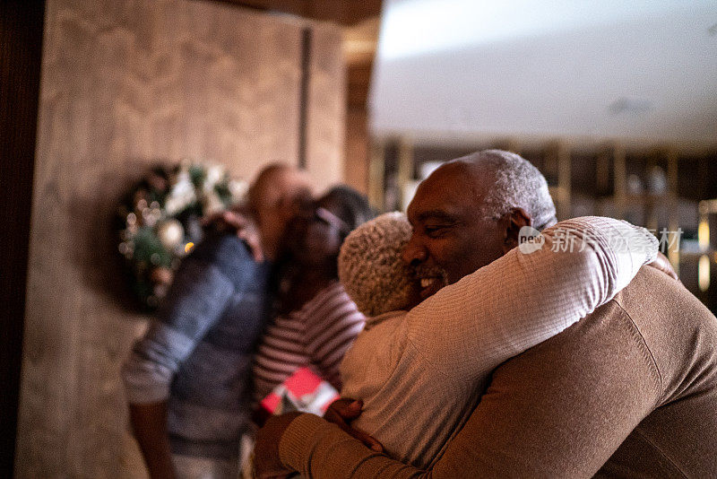 圣诞期间，父亲和女儿在家里拥抱在一起