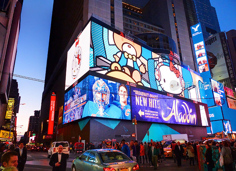 纽约时报广场的夜景，灯光、屏幕、建筑、时尚精品店、广告牌、摩天大楼、建筑。Led显示屏广告牌