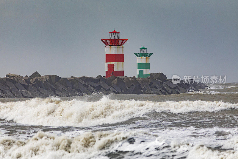 在一个暴风雨的日子里，北海沿岸的斯海弗宁根海滩