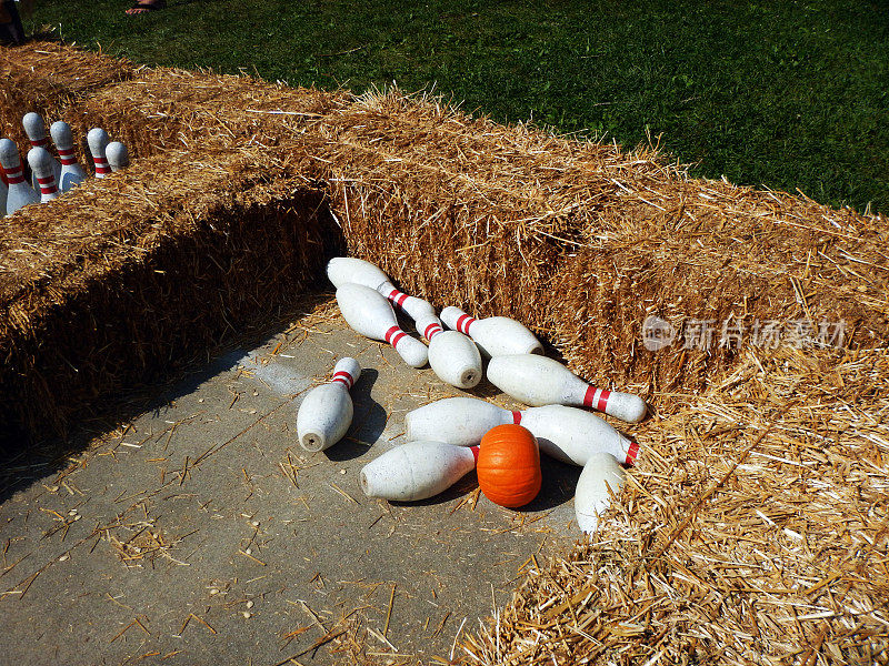 家乡的节日。秋天。南瓜保龄球。