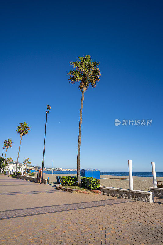 西班牙马拉加太阳海岸的富恩吉罗拉海滩