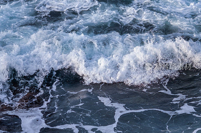 海浪拍打着海岸