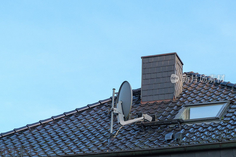 屋顶有烟囱和卫星天线