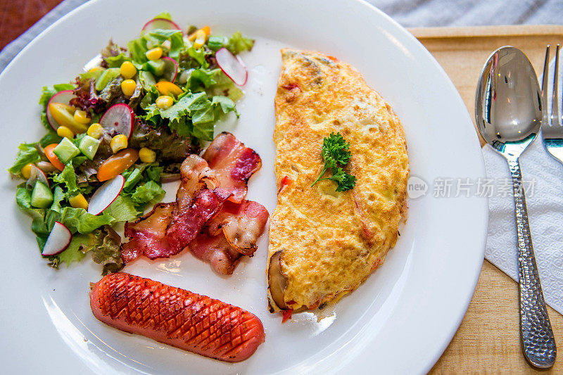 英式早餐:煎蛋卷、香肠、培根和沙拉