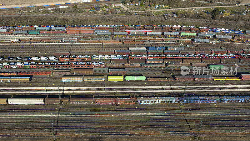 铁路场，调车场和货运列车-鸟瞰图