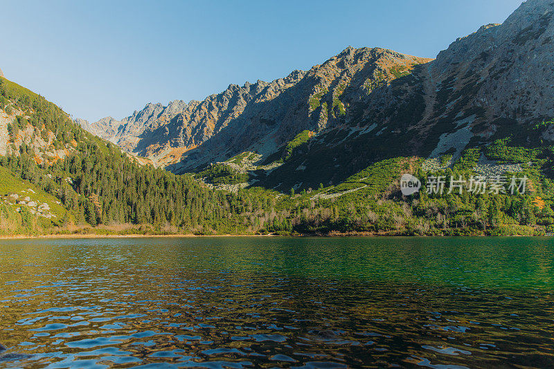 在斯洛伐克，以山脉为背景的泡泡湖的风景