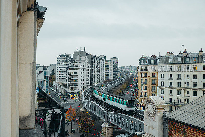 地铁正在巴黎市中心的一座桥上行驶
