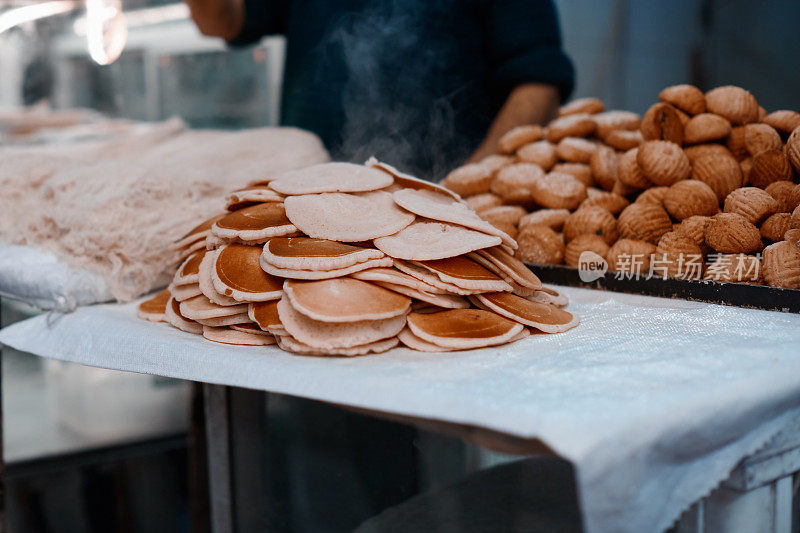 小吃摊上现煮的煎饼和饼干。来自哈塔伊-安塔基亚的当地街头小吃摊贩。